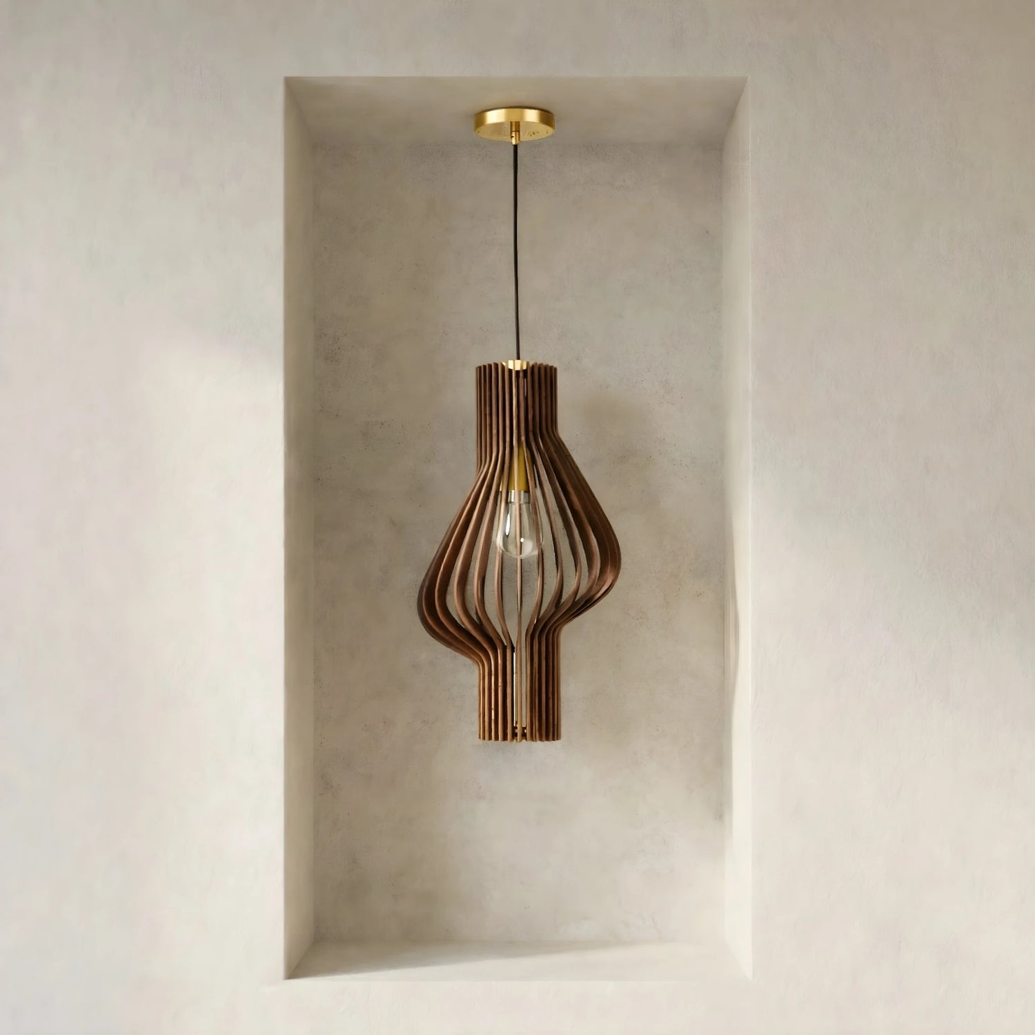 Houten-hanglamp-Amara-nis-overdag