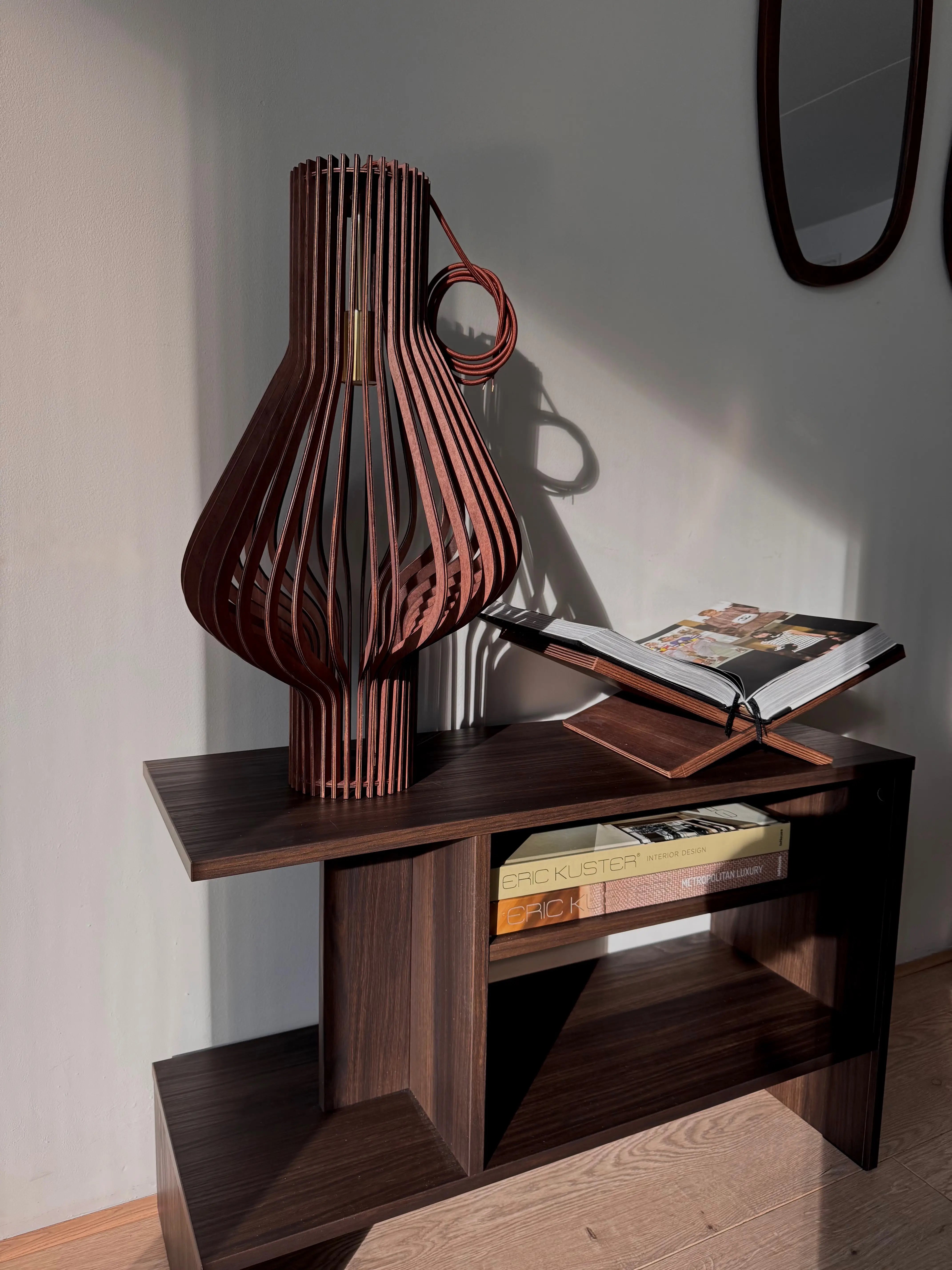 Houten hanglamp Amara op kastje
