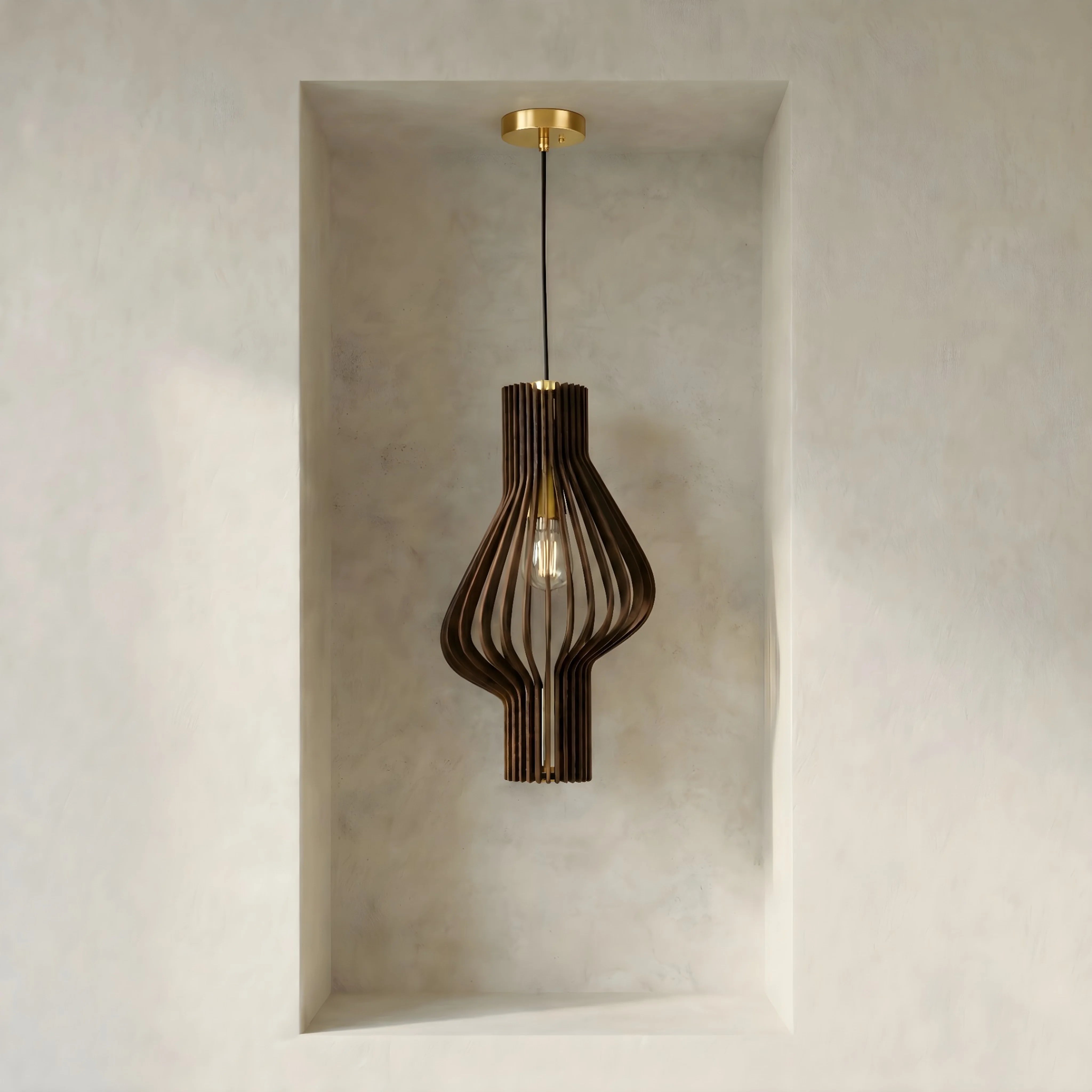 Houten hanglamp in een lichte nis met een zichtbare lamp.