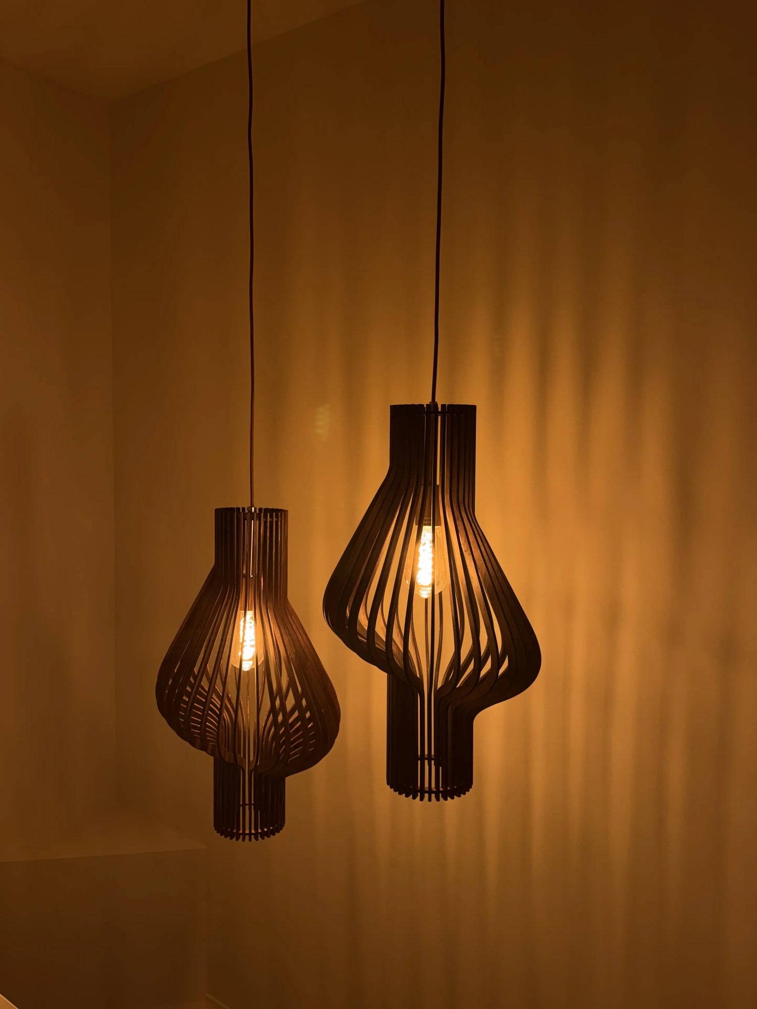 Twee Houten hanglampen Amara