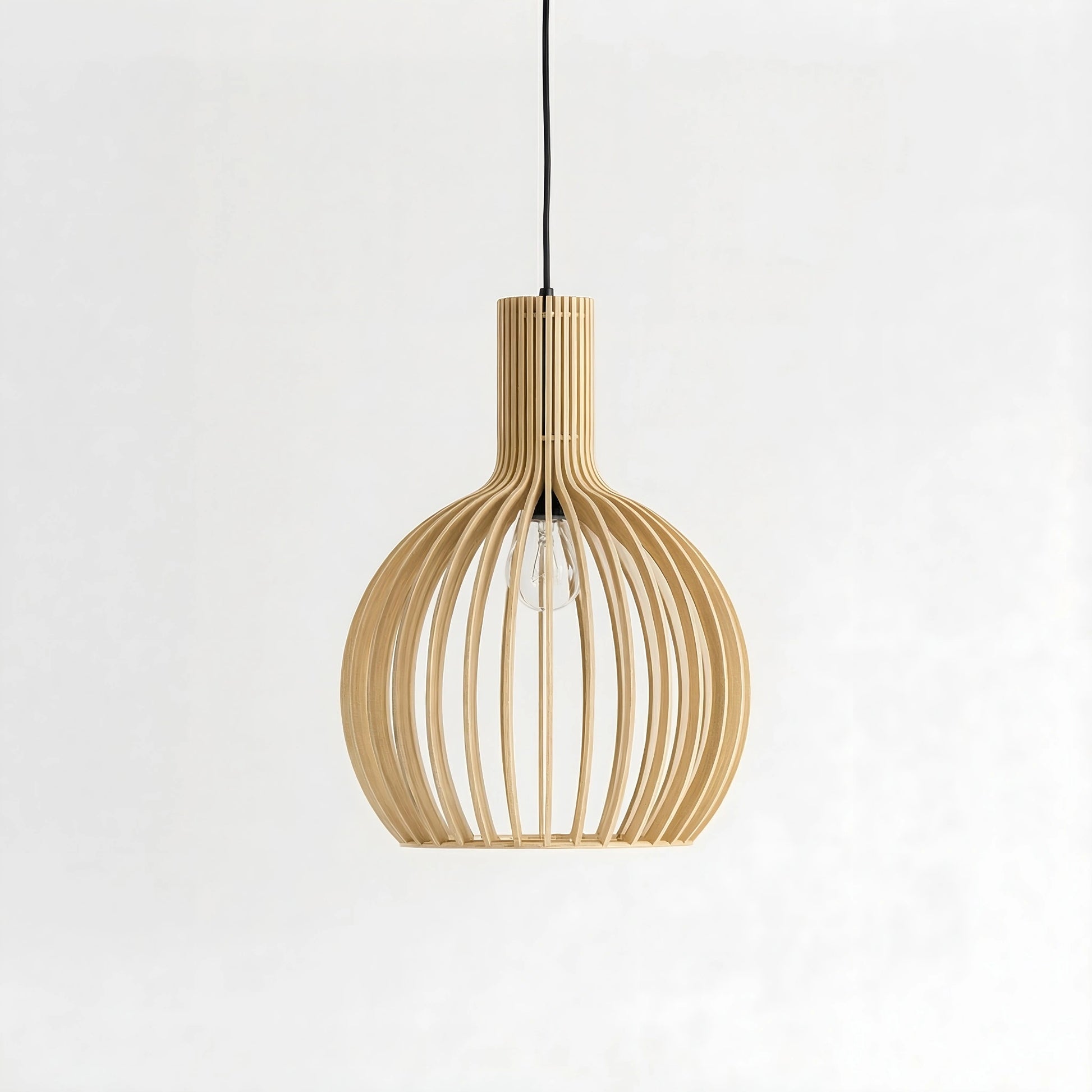 Houten-hanglamp-Nura-half-ingezoomd-zwarte-plafondplaat