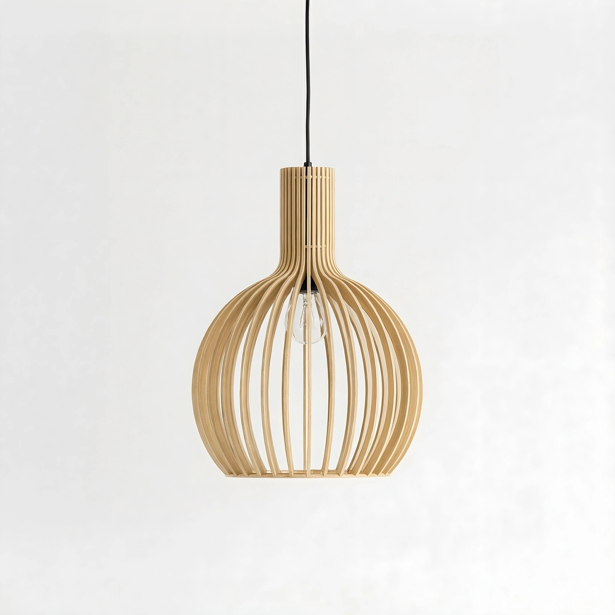 Houten-hanglamp-Nura-half-ingezoomd-zwarte-plafondplaat