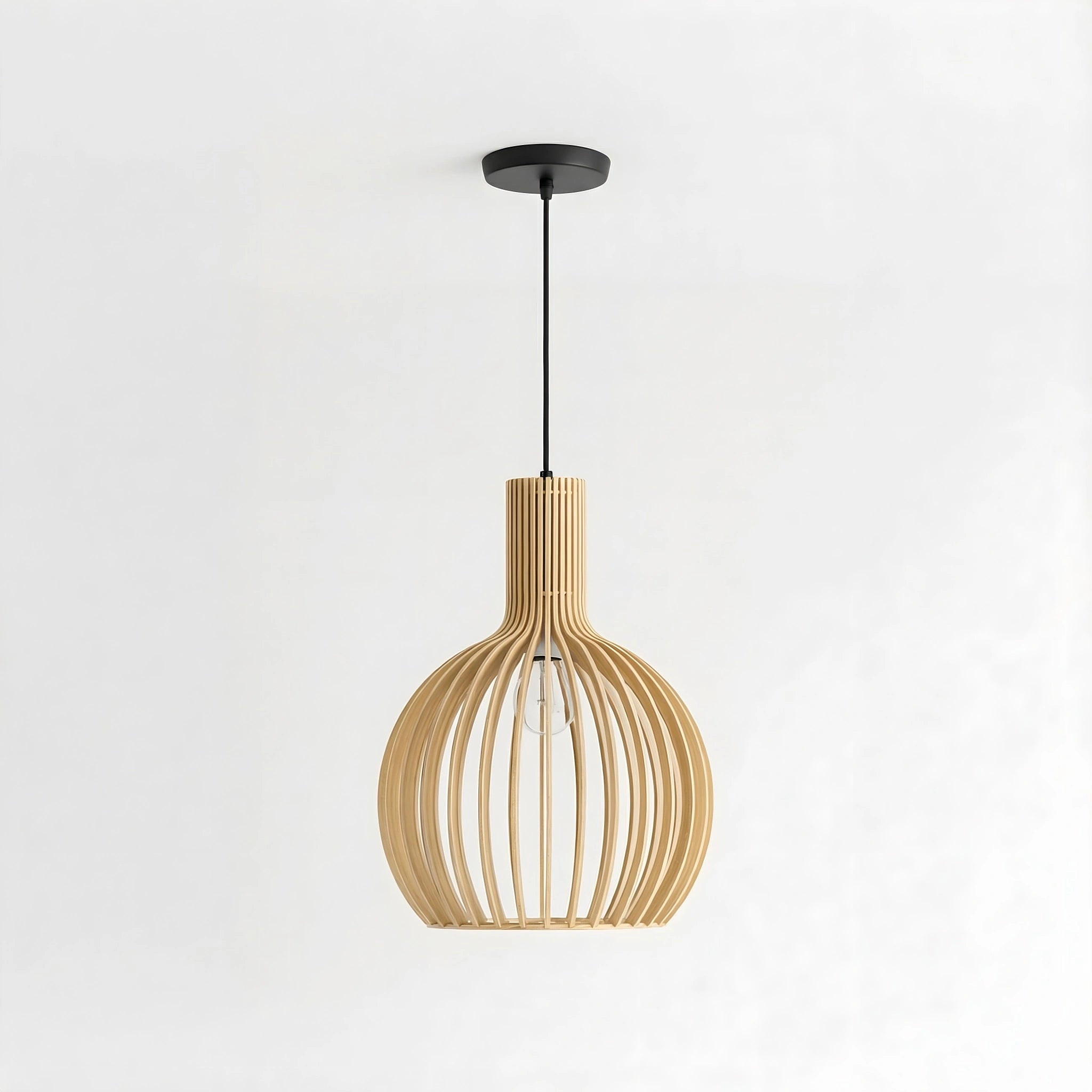 Houten-hanglamp-Nura-helemaal-zwarte-plafondplaat